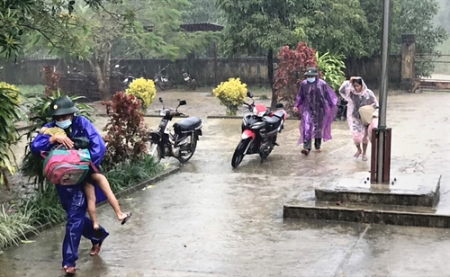 Lực lượng vũ trang tỉnh Thừa Thiên Huế và tỉnh Quảng Trị giúp dân ứng phó với mưa lũ